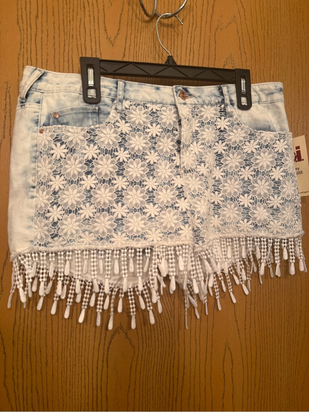 NWT size 17 low rise l.e.i. Acid wash jean shorts with white fringes